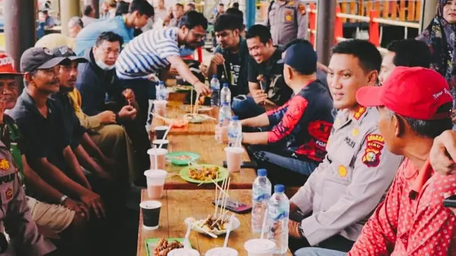 Kapolres Kepulauan Meranti AKBP Andi Yul berkumpul dengan warga untuk mendengar keluhan terhadap pelayanan kepolisian.