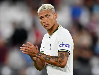 Richarlison diboyong Tottenham Hotspur dari Everton pada bursa transfer musim panas 2022 dengan harga 58 juta euro. Hingga pekan ke-13, pria asal Brasil ini belum mampu mencetak satupun gol untuk The Lilywhites. Ia baru mencetak 3 assist dari 9 penampilannya sejauh ini. Sementara itu, Richarlison telah dipercaya tampil sebanyak 4 kali di Liga Champions dan telah menorehkan 2 gol. (AFP/