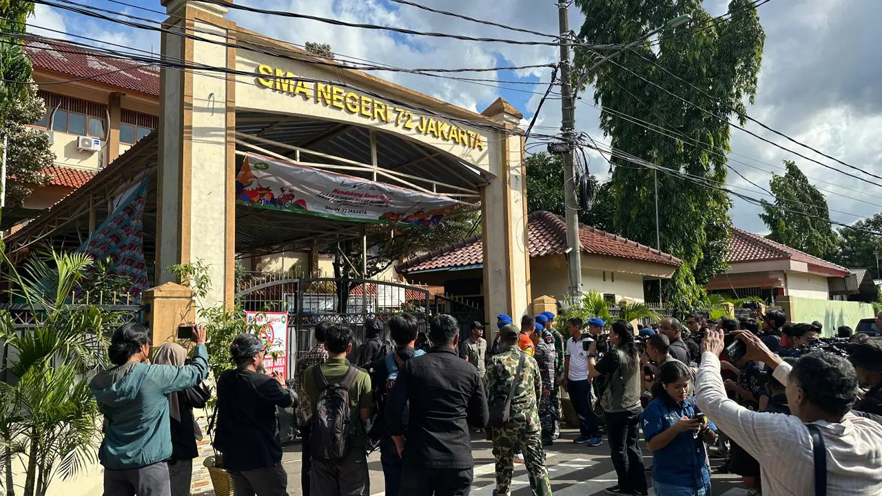 Situasi Pasca Ledakan di SMAN 72 Kelapa Gading Jakarta. (Liputan6.com/Nanda Perdana Putra)