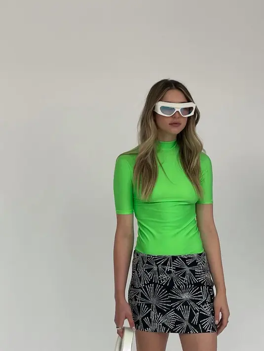 2021, Eve Jobs melebarkan sayap sebagai model runway di acara Coperni selama Paris Fashion Week. Ia mengenakan turtleneck bernuansa green mock serta membawa tas tangan dari label Origami.(instagram/evejobs)