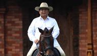 Ketua Umum Partai Gerindra Prabowo Subianto menaiki kuda usai melakukan pertemuan dengan Presiden Jokowi, di kediamannya di Hambalang, Bogor, Senin (31/10). Jokowi dan Prabowo melakukan pertemuan tertutup selama hampir 2 jam. (Liputan6.com/Faizal Fanani)