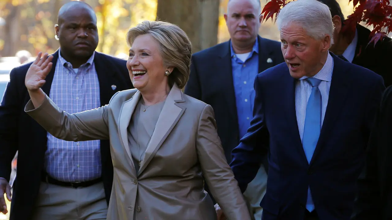 Hillary Batalkan Pesta Kembang Api di Malam Pencoblosan, Kenapa?