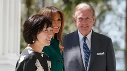 Istri Perdana Menteri Jepang Shinzo Abe, Akie (kiri) didampingi Istri Presiden AS, Donald Trump, Melania Trump (tengah) saat berkunjung ke Museum Flagler di Palm Beach, Florida (18/4). (AFP/Rhona Wise)