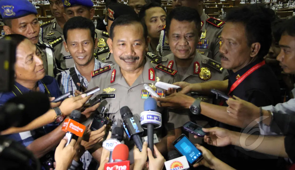 Komjen Pol Badrodin Haiti memberikan keterangan pers usai ditetapkan DPR RI melalui Sidang Paripurna sebagai Kapolri, Jakarta, Kamis (16/4/2015). (Liputan6.com/Helmi Afandi) 