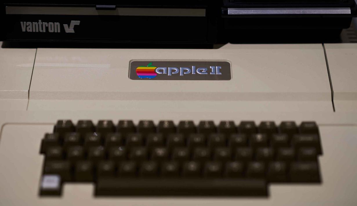 Momentum peringatan 50 tahun ini juga menjadi kesempatan bagi Apple untuk mengenang perjalanan panjang perusahaan. Tampak dalam foto, komputer mikro Apple II tahun 1977 dipajang di Museum Apple baru yang menelusuri 50 tahun inovasi merek ikonik tersebut, di Utrecht, Belanda, Rabu, 1 April 2026. (AP Photo/Peter Dejong)