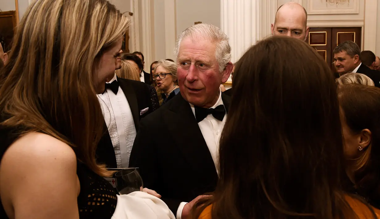 File foto 12 Maret 2020, Pangeran Charles dari Inggris (tengah) bertemu para tamu saat makan malam di Mansion House di London. Pangeran Charles yang kini berusia 71 tahun positif tertular corona (COVID-19) dan sedang menjalani karantina di Skotlandia. (Eamonn McCormack/PA via AP, File)
