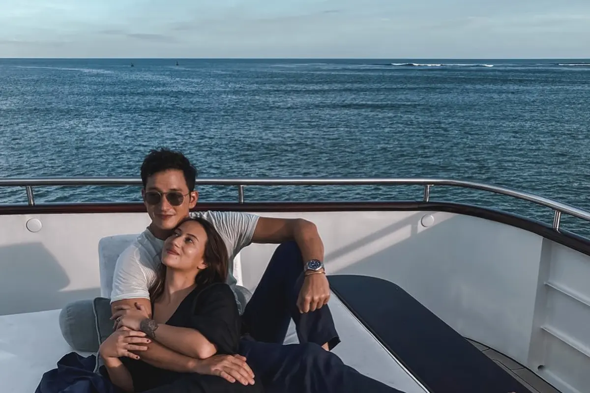 11 Potret Kompak dan Fashionable Mike Lewis bersama Calon Istri