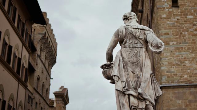 Turis Perempuan Berpose Cabul dengan Patung Ikonis di Florence Italia, Warga Minta Pelakunya Dipenjara