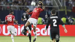 Gelandang Manchester United, Marouane Fellaini,  menghalau bola saat pertandingan melawan Real Madrid pada laga Piala Super Eropa di Stadion Philip II, Skopje, Selasa (8/8/2017). Foto muka unik Fellaini viral di media sosial. (AP/Thanassis Stavrakis)
