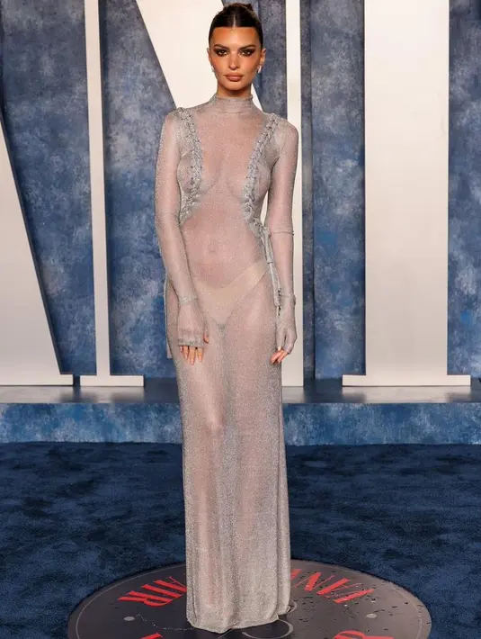 Emily Ratajkowski mengenakan gaun Feben tembus pandang tanpa bra di Vanity fair. [Foto: IG/emrata].