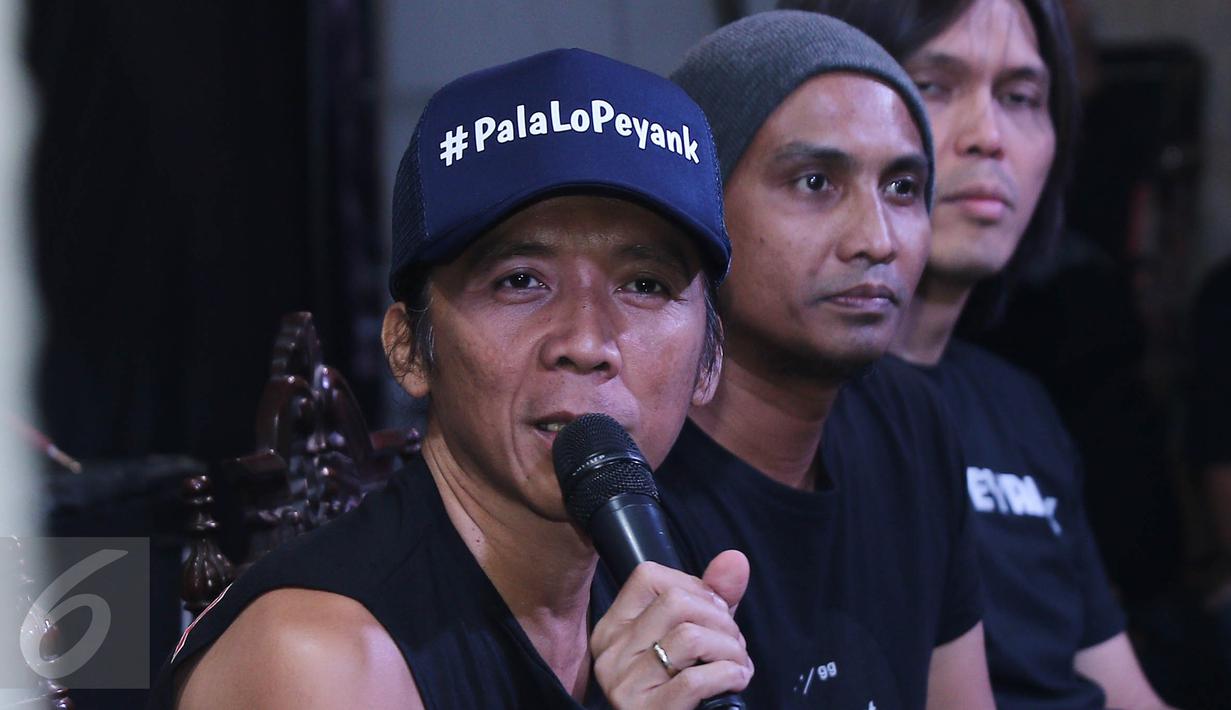 Bimbim menjelaskan kisah dari salah satu lagu mereka yang berjudul "Palalopeyank" saat konferensi pers peluncuran album studio ke-22 mereka bertajuk "Palalopeyank", Jakarta, Selasa (7/2). (Liputan6.com/Herman Zakharia)