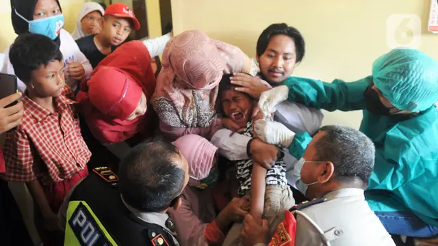 FOTO: Polisi Bantu Tenangkan Siswa SLB yang Disuntik Vaksin COVID-19