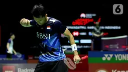 Jonatan Christie melaju ke 16 besar Indonesia Open 2023 usai mengalahkan Kanta Tsuneyama. (Liputan6.com/Helmi Fithriansyah)