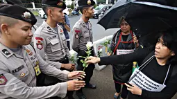 Istri aktivis Munir, Suciwati bersama Jaringan Solidaritas Korban untuk Kekerasan melakukan aksi Kamisan ke-427 di Jakarta, (21/1). Aksi ini yang telah berlangsung 9 tahun. (Liputan6.com/Immanuel Antonius)