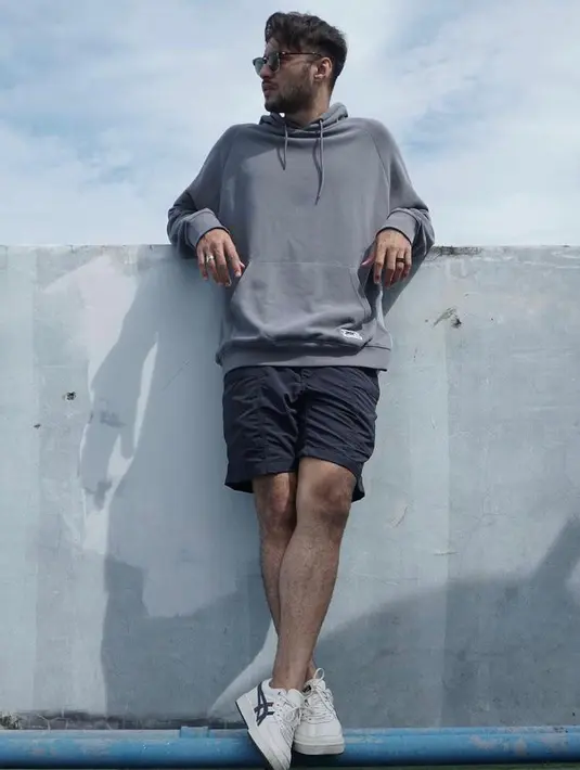 Street style ala Refal Hady ini bisa jadi inspirasi buat kamu yang ingin pakai hoodie di siang hari. Cukup padukan dengan celana pendek dan tambahkan sepatu sneakers supaya makin chic! (Instagram/refalhady).
