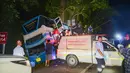 Sebuah bus kehilangan kendali dan menabrak pohon hingga menewaskan 14 orang dan 30 lainnya terluka di Thailand barat pada Selasa (5/12/2023) dini hari. Foto yang beredar menunjukkan bagian depan bus terbelah dua, dengan bagian pohon terjepit di dalamnya. (Sawang Rungrueang Rescue22 Foundation via AP)