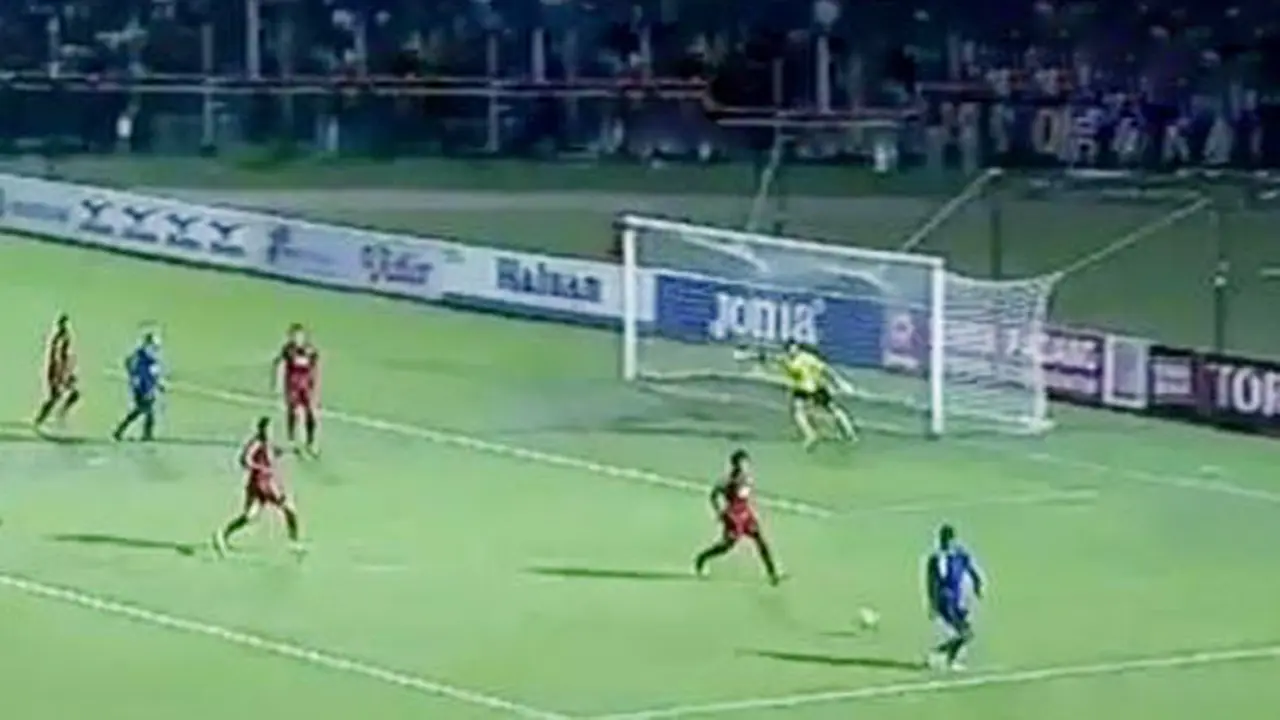Arema Vs Semen Padang