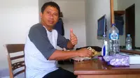 Pelatih PSPS, Philip Hansen Maramis, menceritakan penderitaan yang dialaminya kala bertandang ke Kota Pasuran. (Bola.com/Robby Firly)