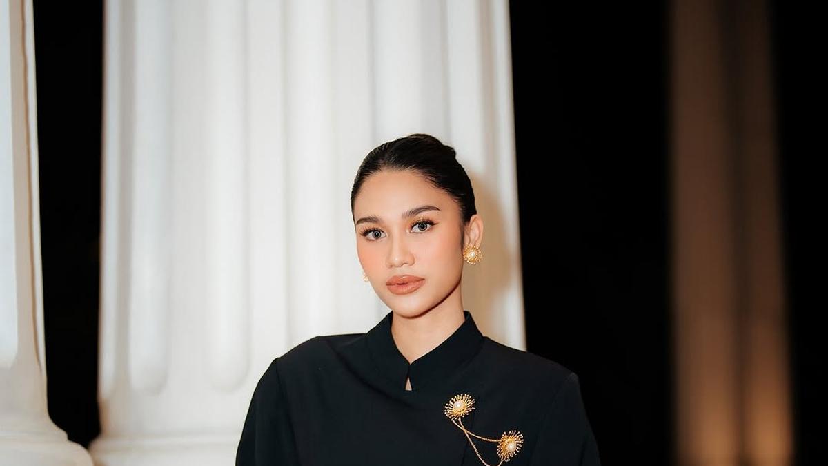 6 Potret Misterius Azizah Salsha Berkebaya Janggan Hitam, Tampil Feminin Maskulin dengan Tas Dior