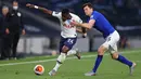 Bek Everton, Michael Keane berebut bola dengan bek Tottenham Hotspur, Serge Aurier pada lanjutan pertandingan Liga Inggris di Tottenham Stadium, Selasa (7/7/2020) dini hari. Tottenham Hotspur susah payah mengalahkan Everton 1-0. (Richard Heathcote/POOL/AFP)