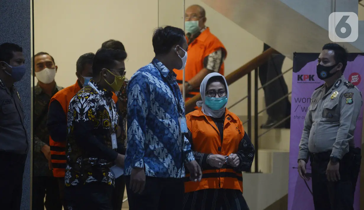 Istri Bupati Kutai Timur Ismunandar yang  juga Ketua DPRD Kutai Timur Encek Unguria mengenakan rompi tahanan usai menjalani pemeriksaan pascaterjaring terjaring OTT di Gedung KPK, Jakarta, Jumat (3/7/2020). Encek Unguria ikut terjaring dalam OTT KPK di sebuah hotel Jakarta. (merdeka.com/Imam Buhori)