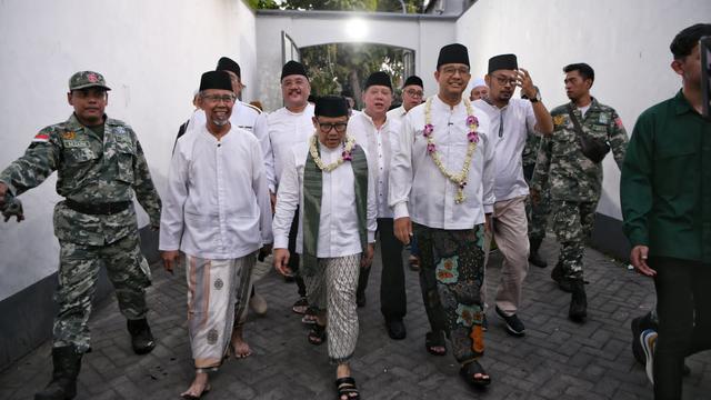 Bakal calon presiden (bacapres) Anies Baswedan dan bakal calon wakil presiden (bacawapres) Muhaimin Iskandar alias Cak Imin ziarah ke Makam Sunan Ampel, Surabaya, Sabtu (9/9/2023). (Foto: Dokumen PKB)