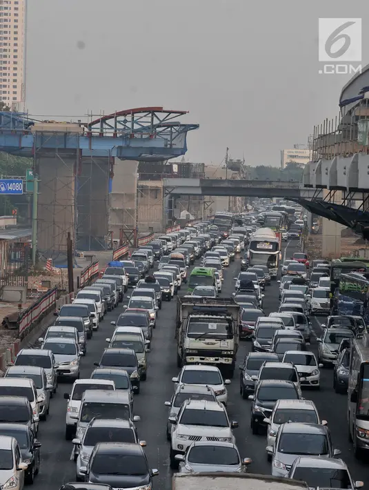 Sejumlah kendaraan terjebak kemacetan di ruas Tol Jakarta-Cikampek, Bekasi, Rabu (13/6). Pada H-2 Lebaran yang diprediksi puncak arus mudik, kendaraan pemudik yang melintasi ruas tol Jakarta-Cikampek mengalami kemacetan. (Merdeka.com/Iqbal S. Nugroho)