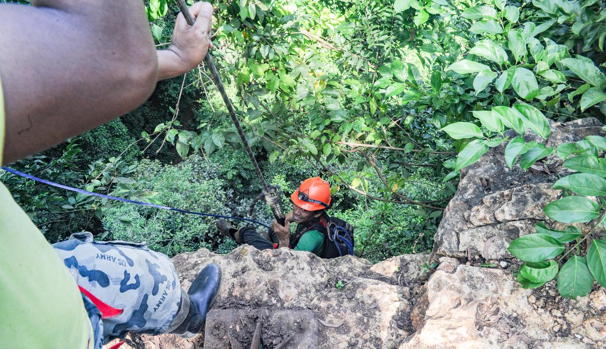 Aktivitas menjelajah dimulai dengan menggunakan peralatan khusus Single Rope Technique (SRT) seperti harness, ascender, dan descender. Satu per satu peserta diturunkan ke dasar gua oleh pemandu profesional. Dari dasar Luweng Jomblang, perjalanan berlanjut ke arah Luweng Grubug yang berjarak sekitar 300 meter. Setelah berjalan dalam kegelapan selama kurang lebih 10 menit, pengunjung akan tiba di lokasi fenomenal di mana “Cahaya Surga” menembus kegelapan gua dan menyinari dua stalagmit besar berwarna hijau kecokelatan—pemandangan yang sulit dilupakan. Tampak dalam foto, wisatawan didampingi pemandu goa saat turun untuk masuk ke dalam Goa Jomblang  di Gunung Kidul, Yogyakarta. (merdeka.com/Arie Basuki)
