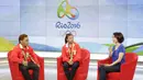 Peraih medali perak angkat besi Olimpiade Rio 2016, Eko Yuli Irawan dan Sri Wahyuni Agustiani, saat diwawancara Retno Pinasti dalam acara Liputan 6 SCTV di SCTV Tower, Jakarta, Selasa (16/8/2016). (Bola.com/Arief Bagus)