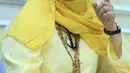 Selasa, (20/9) siang, Marissa Haque mendatangi KPI untuk melaporkan pembawa acara Rumpi No Secret dan Ketua Kreatif Rumpi Trans TV, Ikhsan. Ia datang dengan mengenakan jilbab kuning. (Adrian Putra/Bintang.com)
