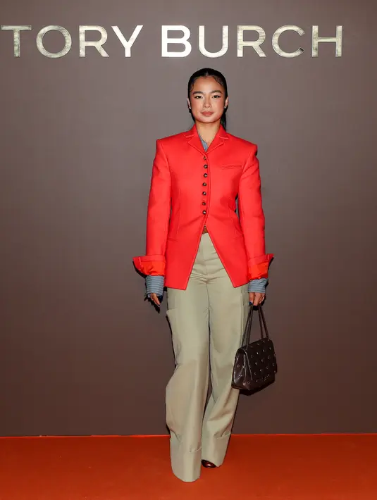 Alex Eala menggunakan koleksi Resort 2027 yang terdiri dari blazer, cuffed cargo pant, cotton shirt, the Bunny Knot runway shoulder bag dan Bunny Knot runway pumps.