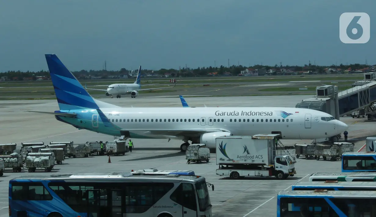 Pesawat Garuda terparkir di landasan pacu Terminal 3, Bandara Soekarno Hatta, Banten, Rabu (17/11/2021). Maskapai Garuda Indonesia akan menutup 97 rute penerbangannya secara bertahap hingga 2022 mendatang bersamaan dengan proses restrukturisasi yang tengah dilakukan. (Liputan6.com/Angga Yuniar)