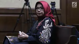 Terdakwa dugaan suap kesepakatan kontrak kerja sama pembangunan PLTU Riau-1, Eni Maulani Saragih bersiap menjalani sidang lanjutan di Pengadilan Tipikor, Jakarta, Selasa (22/1). Eni menjalani pemeriksaan terdakwa. (Liputan6.com/Helmi Fithriansyah)