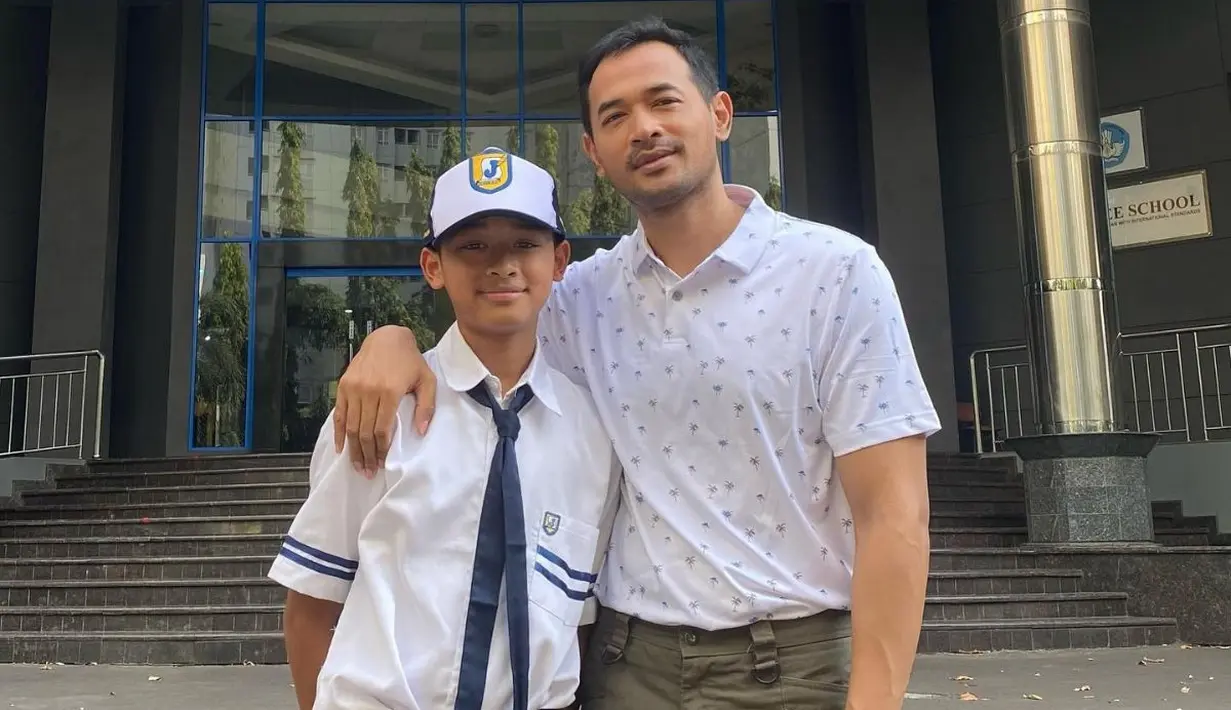 Anak aktor Oka Antara juga berada di jenjang Sekolah Menengah Pertama. Namanya unik, Narashima Ruga yang foto bareng ayah kenakan seragam sekolah. [Instagram/oks_antara]