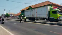 Polisi saat melakukan olah tempat kejadian perkara lokasi kecelakaan maut pelajar di Jalur Pantura Indramayu