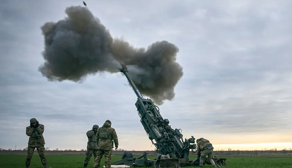 Tentara Ukraina menggempur posisi Rusia menggunakan Howitzer M777 yang dipasok Amerika Serikat (AS) di wilayah Kherson, Ukraina, 9 Januari 2023. Memasuki hari ke-321 peperangan, konflik di antara Rusia dengan Ukraina sampai saat ini terus berlanjut dan belum terlihat akan segera berakhir. (AP Photo/Libkos)