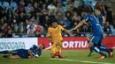 Pemain Barcelona Luis Suarez (tengah) mencoba mengecoh para pemain  Getafe dalam lanjutan La Liga Spanyol di Stadion Coliseum Alfonso Perez,  Getafe, Madrid, Sabttu (31/10/2015) Barcelona menang 2-0. (REUTERS/Andrea Comas)