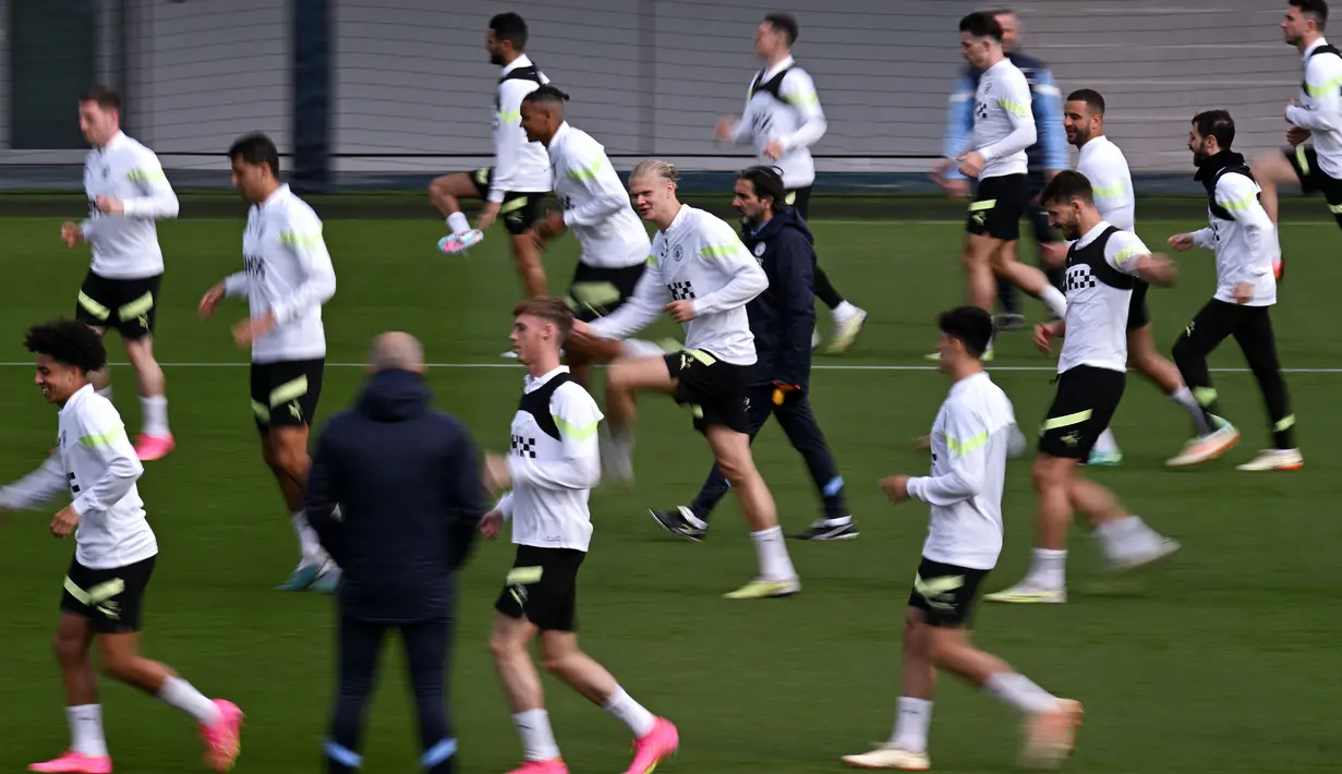 Pemain Manchester City, Erling Haaland (tengah) bersama sejumlah rekannya melakukan latihan menjelang laga semifinal Liga Champions 2022/2023 melawan Real Madrid di Manchester City training ground, Manchester, Inggris, Rabu (16/05/2023) waktu setempat. (AFP/Oli Scarff)