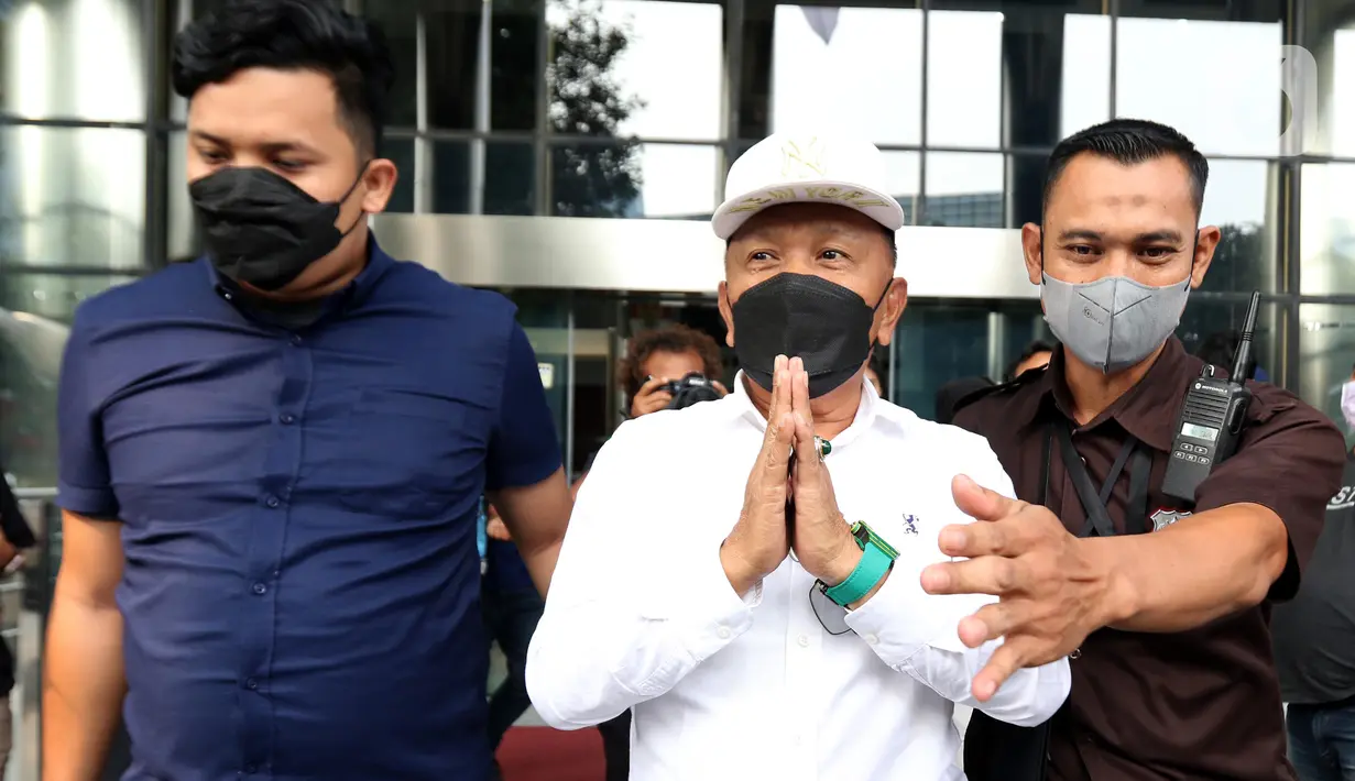 Sekitar pukul 14.30 WIB, Plt Bupati Kepulauan Meranti Asmar meninggalkan Gedung Merah Putih Komisi Pemberantasan Korupsi (KPK) Jakarta. (Liputan6.com/Helmi Fithriansyah)
