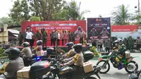 Panglima dan Kapolri saat melepas bansos bagi warga terdampak situasi Covid-19 di Sulteng. Bantuan itu diantar langsung oleh ratusan personel TNI dan Polri serta kelompok maupun komunitas otomotif, Jumat (11/9/2020). (Foto: Liputan6.com/ Heri Susanto).