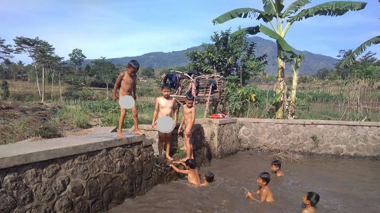 Kemarau Datang, Warga Antre Air Kotor di Kolam Ikan
