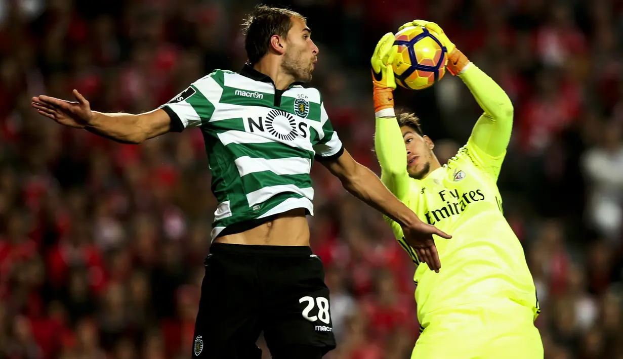Kiper Benfica, Ederson Moraes, duel udara dengan pemain Sporting Lisbon, Bas Dost pada laga lanjutan Liga Portugal di Stadion Luz, Lisbon, Portugal. (11/12/2016). (EPA/Antonio Cotrim)