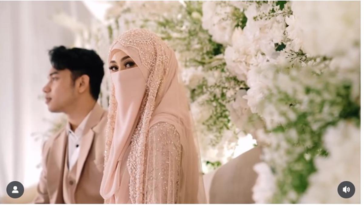 6 Potret Gamis Tinandrose di Resepsi Nikah, Nuansa Dusty Pink Berhias Payet