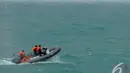 Kecepatan angin yang mencapai 20 knot dan ombak yang tinggi menjadi kendala proses evakuasi jenazah penumpang dan puing pesawat AirAsia QZ8501, Perairan Pangkalan Bun Minggu (4/1/2015). (Liputan6.com/Herman Zakharia)