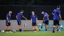Sejumlah pemain Timnas Argentina U-17 melakukan juggling saat latihan resmi menjelang laga perempat final Piala Dunia U-17 2023 melawan Timnas Brasil U-17 di Lapangan Banteng, Jakarta, Kamis (23/11/2023). (Bola.com/Bagaskara Lazuardi)