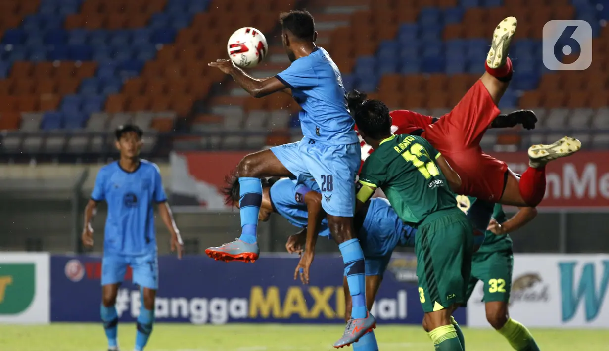 Penjaga gawang Persebaya Satria Tama Hardianto berusaha menghalau bola dari serangan pemain Persela Lamongan dalam pertandingan babak penyisihan Grup C Piala Menpora 2021 di Stadion Si Jalak Harupat, Bandung, Sabtu (3/4/2021). Laga berakhir 0-0. (Bola.com/Ikhwan Yanuar)