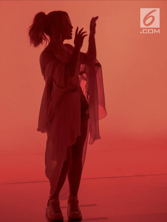 Penyanyi Aurel Hermansyah saat prosesi syuting video klip terbarunya di kawasan Jakarta Barat, Kamis (25/10). Putri dari dari Anang Hermansyah ini menggarap video klip single terbaru berjudul 'kau jadi miliku'. (Liputan6.com/Faizal Fanani)