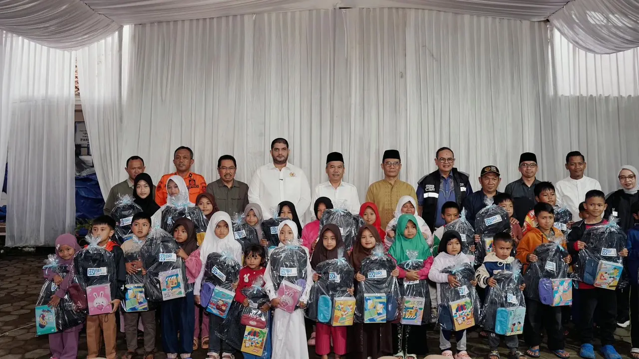 Anggota Komisi IV DPR RI Fraksi Partai Nasdem, Rajiv memberikan bantuan tunai pendidikan melalui program Indonesia pintar (PIP) kepada anak-anak korban terdampak bencana longsor Desa Pasirlangu, Kecamatan Cisarua, Kabupaten Bandung Barat, Jawa Barat (Isti