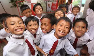 Anak-anak tersenyum menunjukkan gigi usai mengikuti sikat gigi bersama dalam rangka Hari Kesehatan Gigi dan Mulut Sedunia 2023 dan kampanye “#KonsultasiGigiSekarang: Gigi Kuat untuk Senyum Indonesia” di SDN Karet Tengsin 15 Jakarta, (20/03/2023) (Liputan6.com)