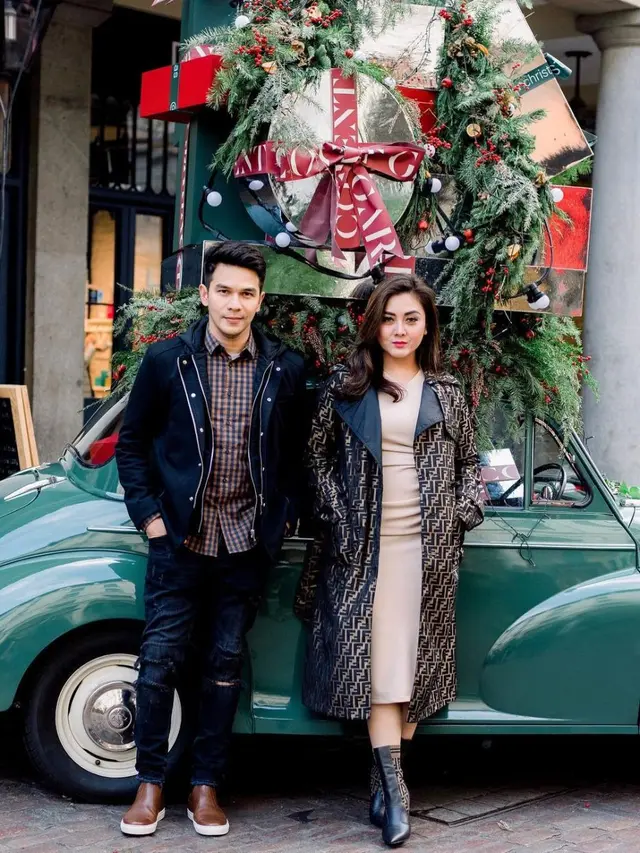 Dikabarkan Akan Bercerai, Ini 6 Potret Kebersamaan Jonathan Frizzy dan Sang Istri